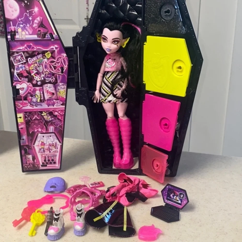 Monster High Black and Pink Fashion Doll with Coffin Case vampire Dracula vamp